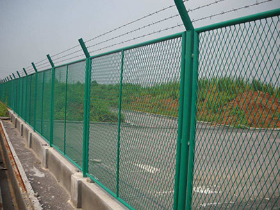 如何選擇公路護欄網(wǎng)？ 